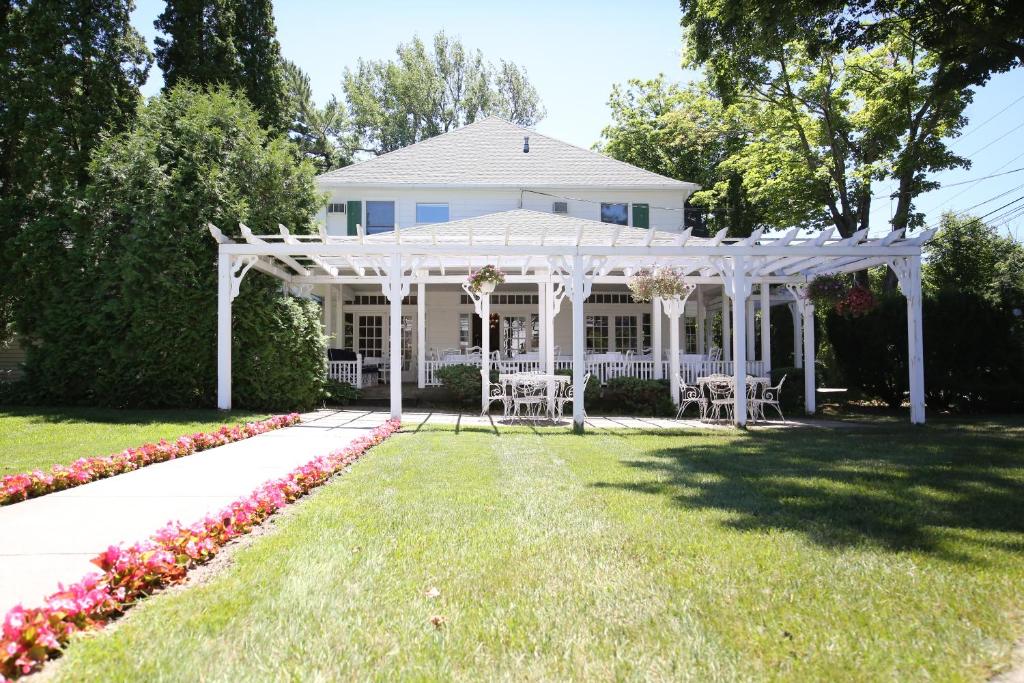 Colonial Inn Harbor Springs photo 4
