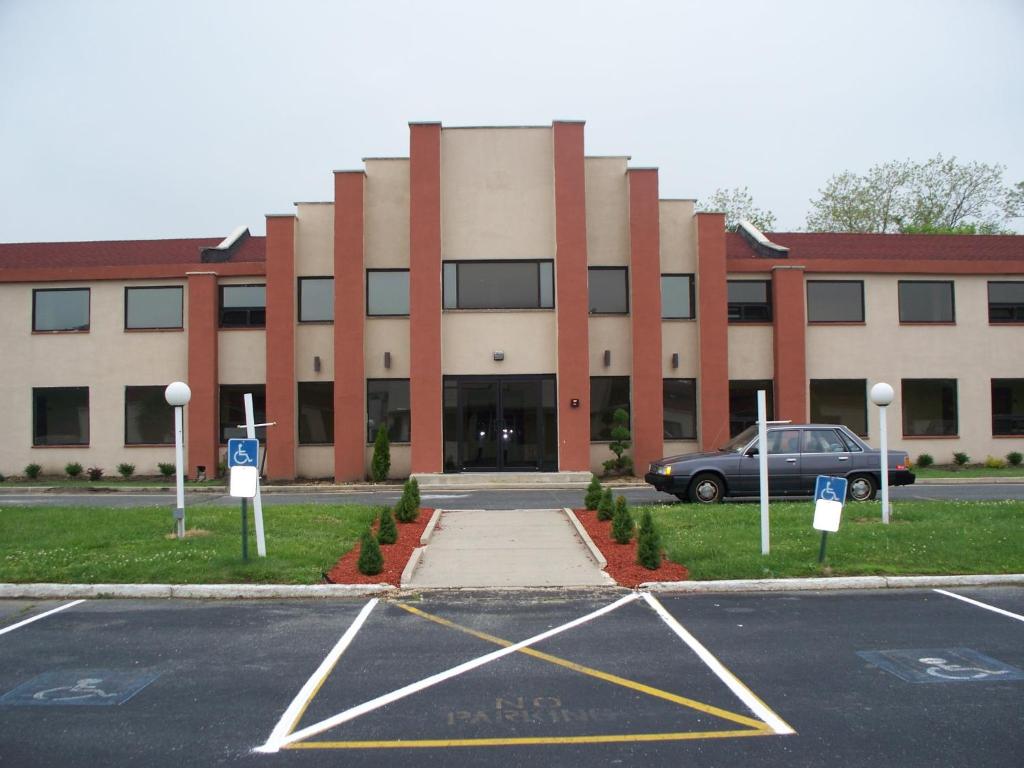 Budget Inn And Suites image