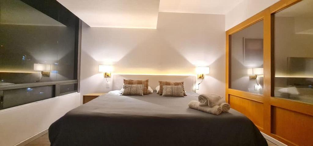 City Skyline View King bed Top Location Comfortable - Tap to explore photos
