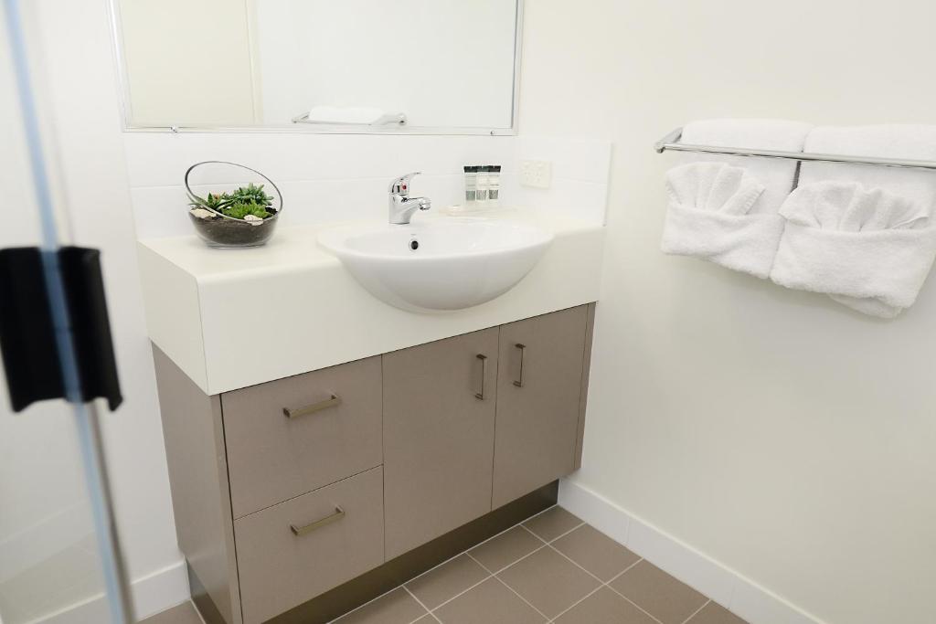 Oaks Middlemount Suites - Tap to explore photos
