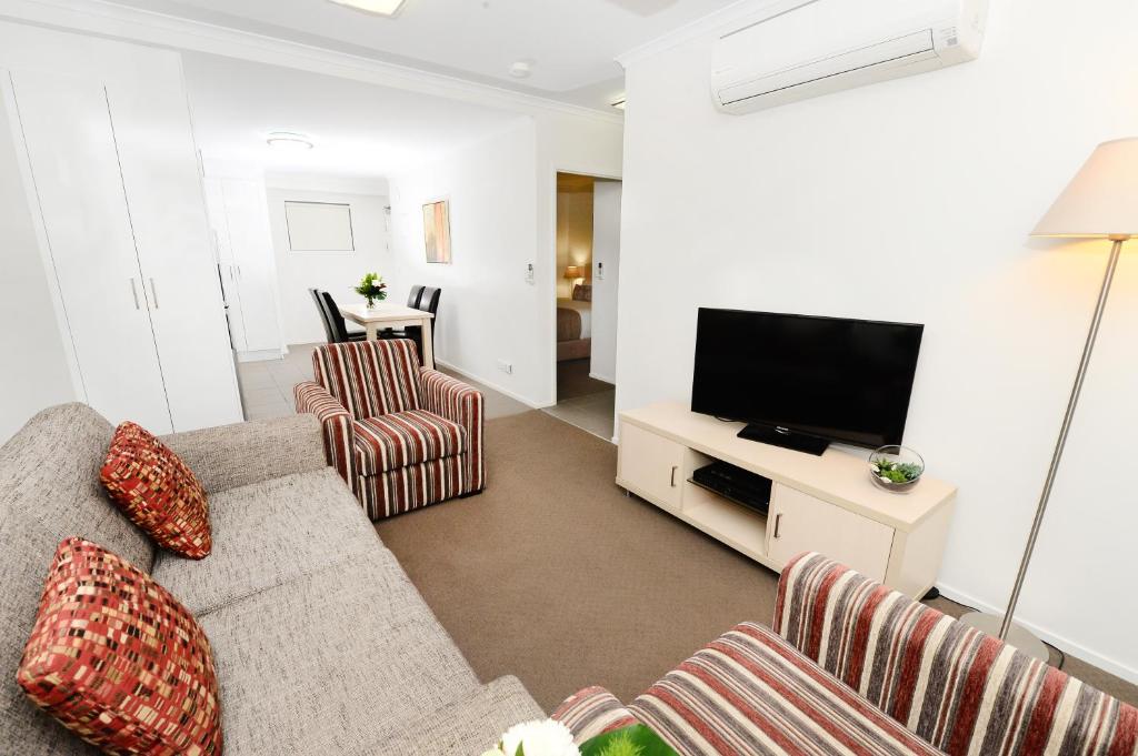 Oaks Moranbah Suites - Tap to explore photos
