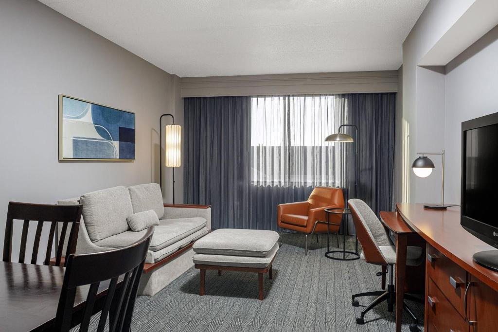 Courtyard by Marriott Long Island MacArthur Airport - Tap to explore photos