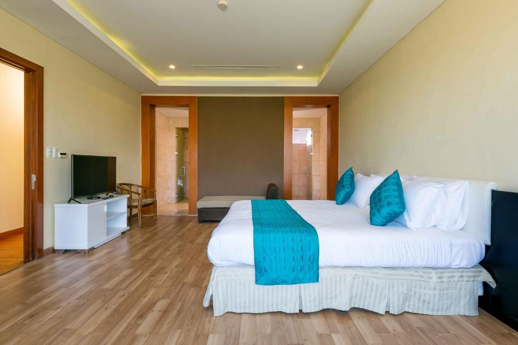 Ocean Villas Da Nang - Tap to explore photos