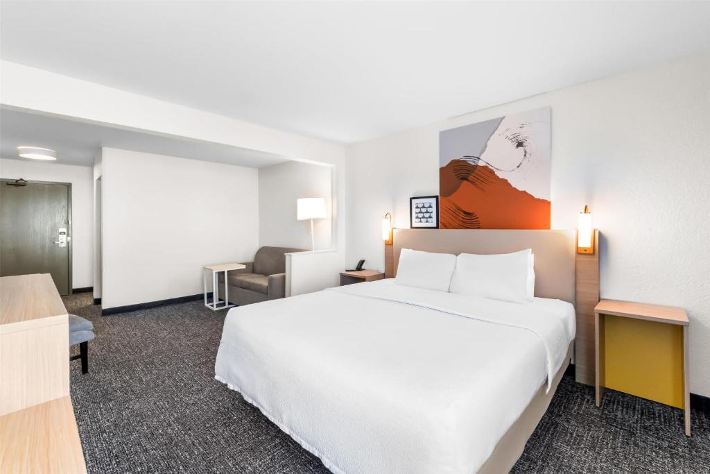 Spark by Hilton Corpus Christi Southeast Room Type - 1 KING BED WITH SOFABED