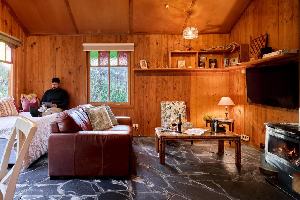Saintys Creek Cottage - Tap to explore photos