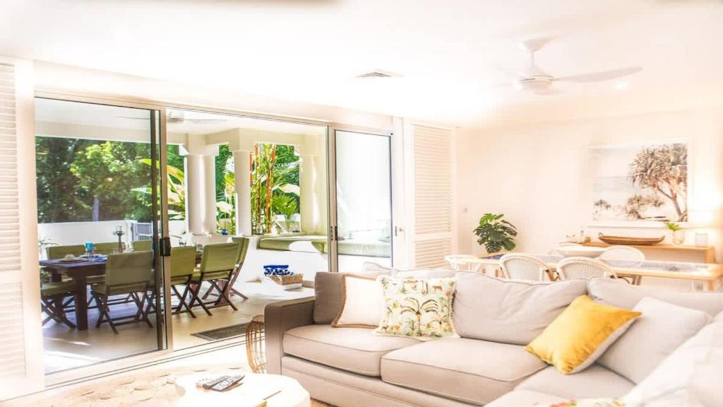 Amaroo Villa - Absolute Beachfront Port Douglas - Tap to explore photos