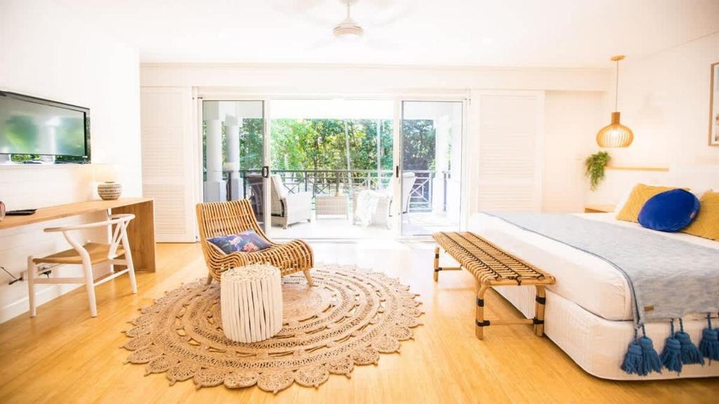 Amaroo Villa - Absolute Beachfront Port Douglas - Tap to explore photos