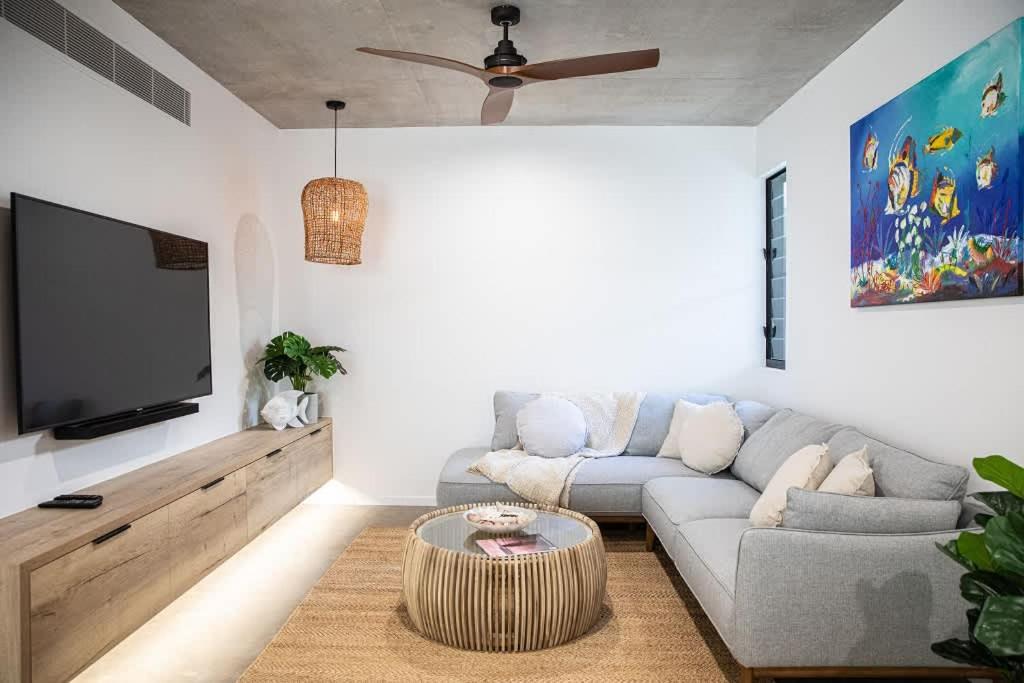 Azure Port Douglas - Luxurious & Modern - Tap to explore photos