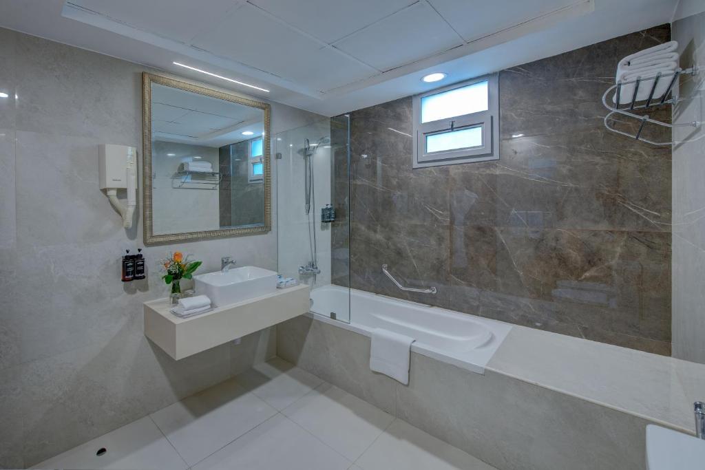 Howard Johnson Plaza by Wyndham, Dubai Deira Room Type - Executive Family Room with 3 Twin Beds, Non-Smoking