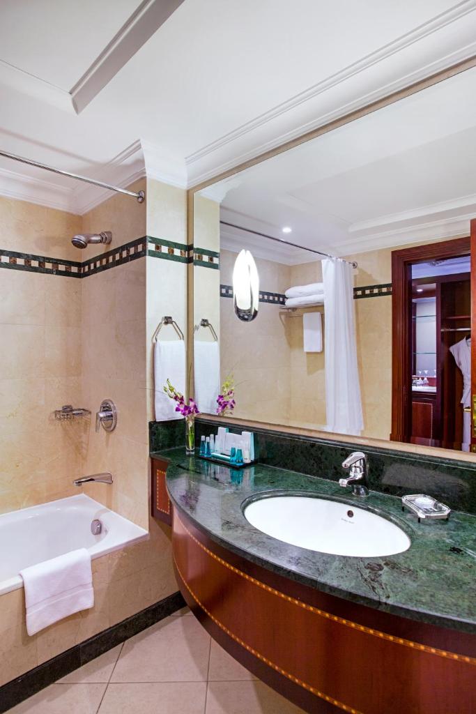 Сьюит (Полулюкс с видом на море), Отель Corniche Hotel Abu Dhabi