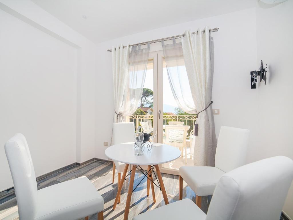 Апартаменты (Апартаменты с 1 спальней, вид на море и бассейн), Sea Point Apartments