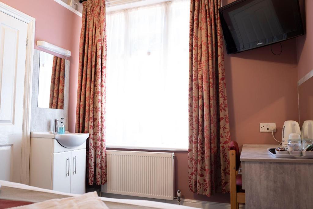 Gatwick Turret Guest House - Tap to explore photos