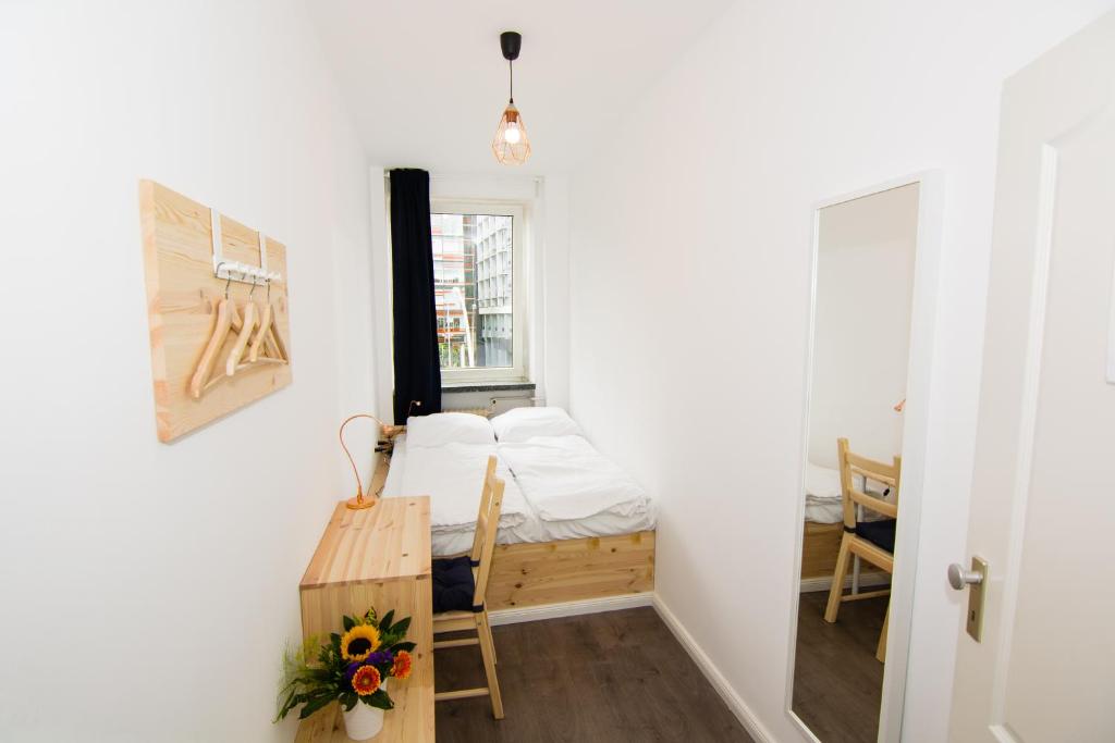 Двухместный (Небольшой двухместный номер с 1 кроватью), MAC City Hostel