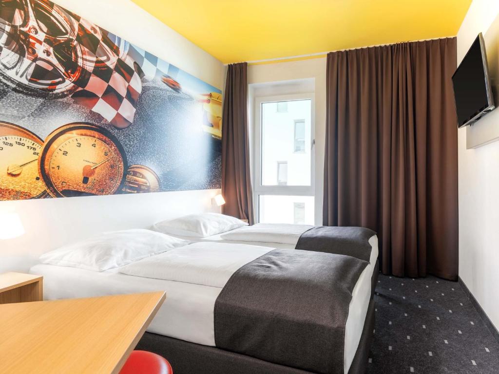 B&B Hotel Stuttgart-Zuffenhausen - Tap to explore photos