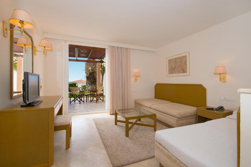Семейный (Семейное бунгало с видом на море (4 взрослых)), Iberostar Creta Panorama & Mare