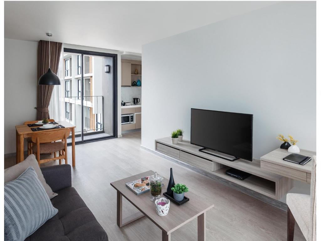 Сьюит (Люкс с балконом), Madera Residence Sriracha