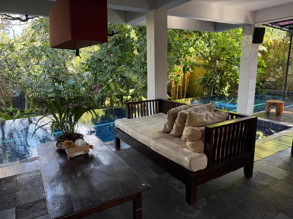Griya Oma Nining-Large House with Swimming Pool photo 4