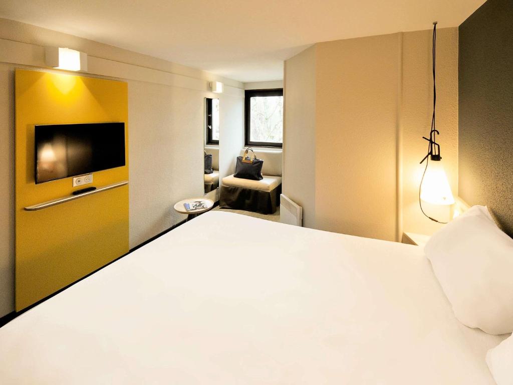 ibis Maisons Laffitte Room Type - Standard Double Room with One Double and One Single Bed - Non-Smoking ibis Maisons Laffitte Room Type - Standard Double Room with One Double and One Single Bed - Non-Smoking