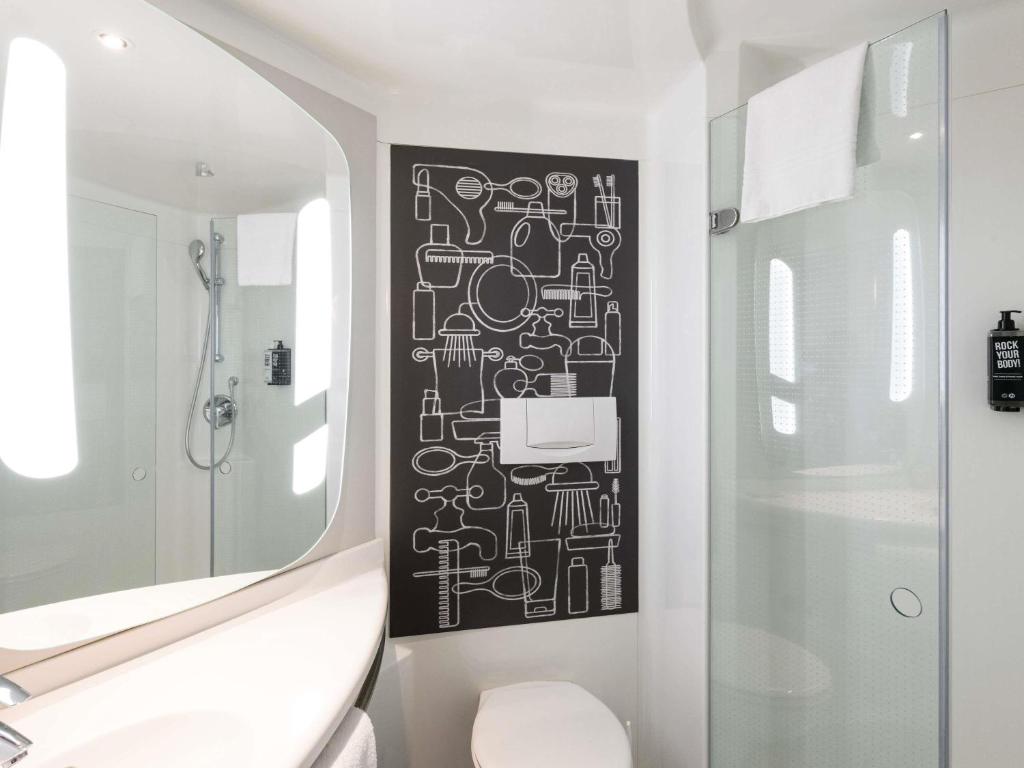 ibis Rennes Centre Gare Sud Room Type - Standard Room with 1 Double and 1 Single Bed