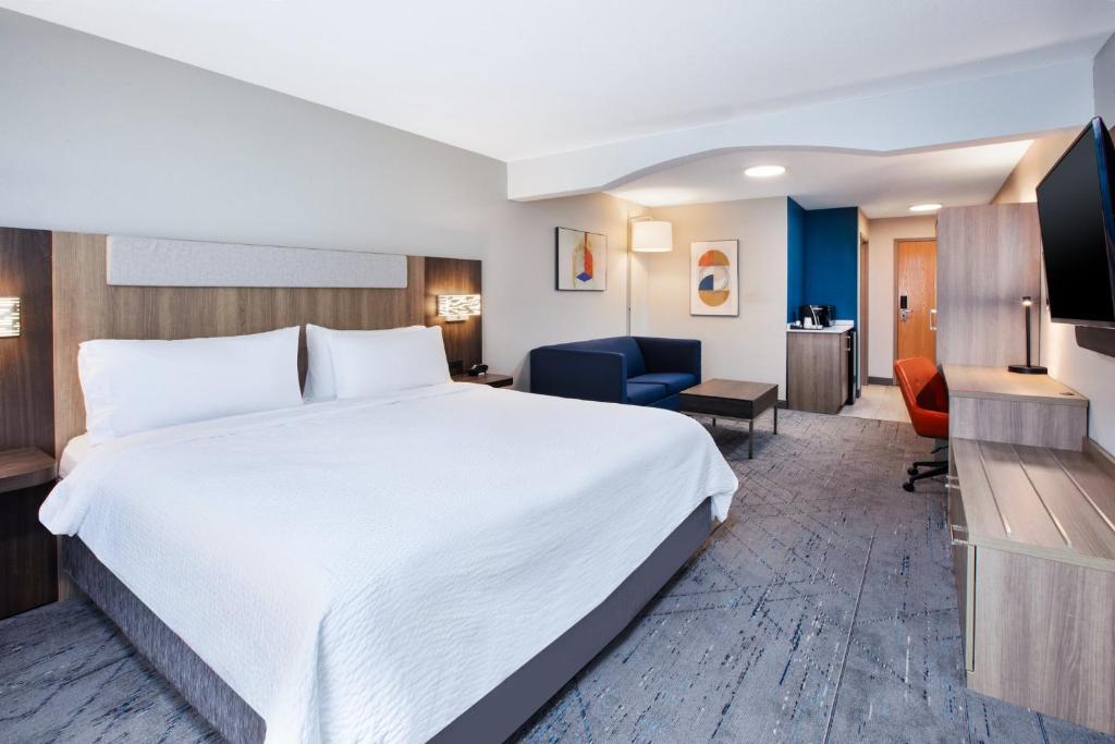 Holiday Inn Express Hotel & Suites Defiance - Tap to explore photos