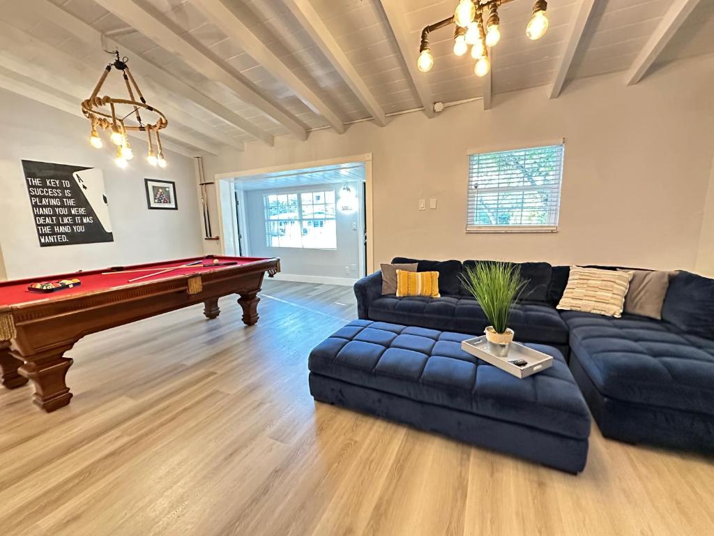 Great location Pool home w Pool table 5br - Tap to explore photos
