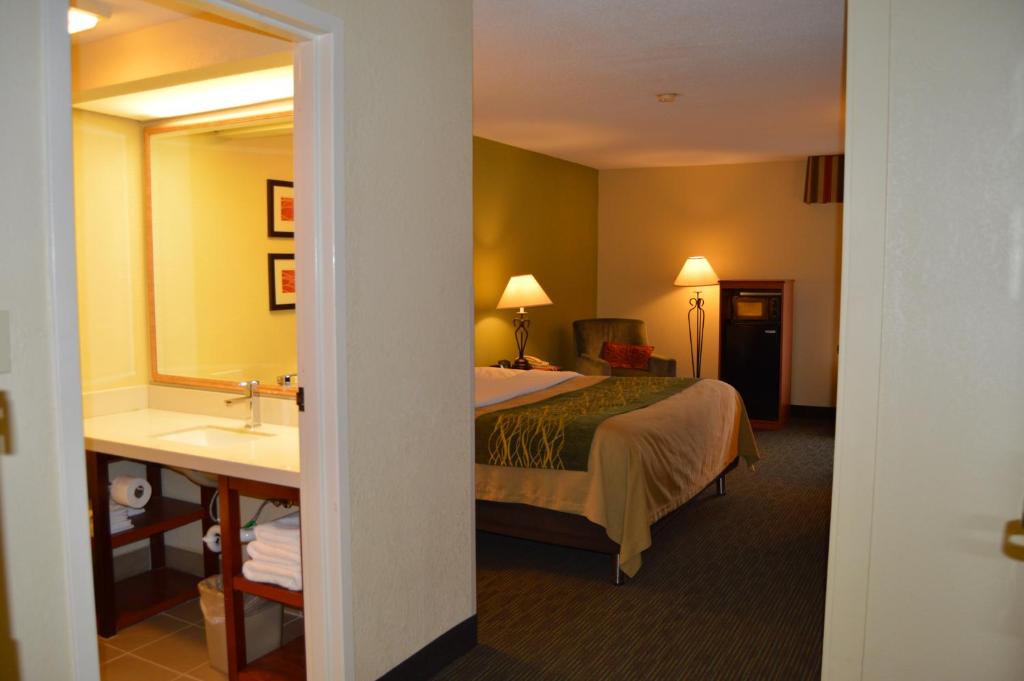 Comfort Inn Pine Grove I-81 Hershey Area - Tap to explore photos