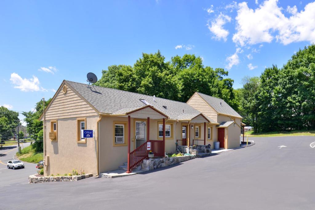 Golden Hill Inn Danbury image