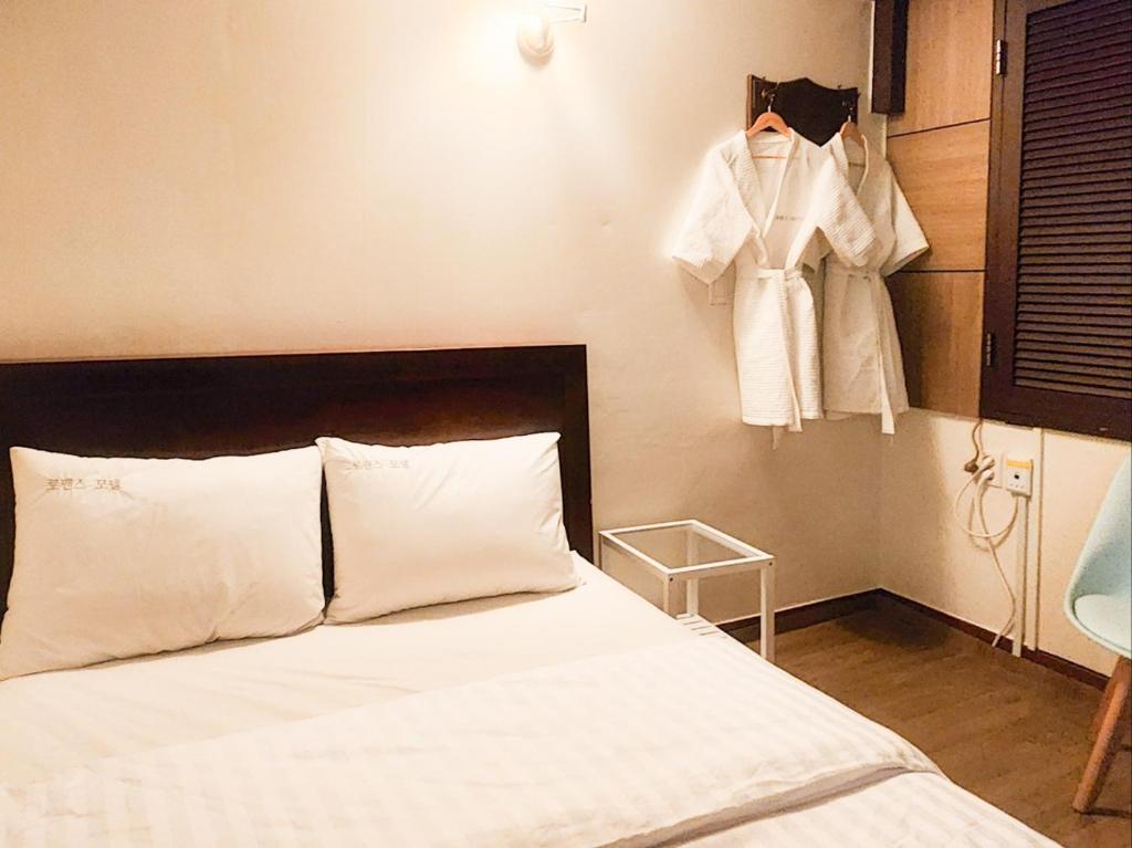 Romance Hotel Room Type - Deluxe Queen Room