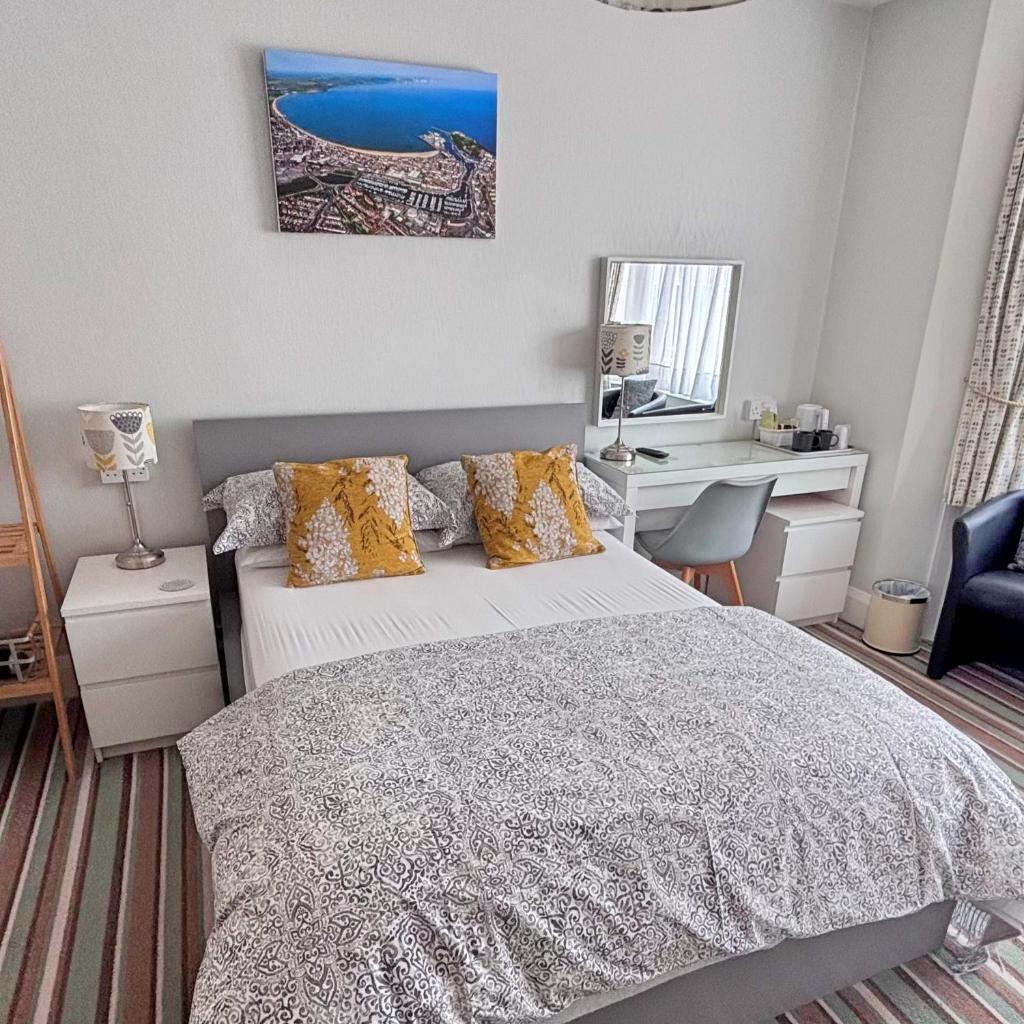 Hudsons Guest House - Adults only - Tap to explore photos