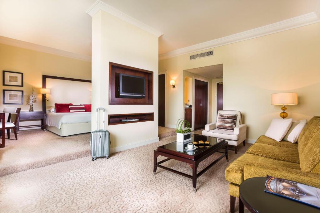 Сьюит (Улучшенный двухместный люкс с 1 кроватью), Отель Roda Al Bustan Hotel