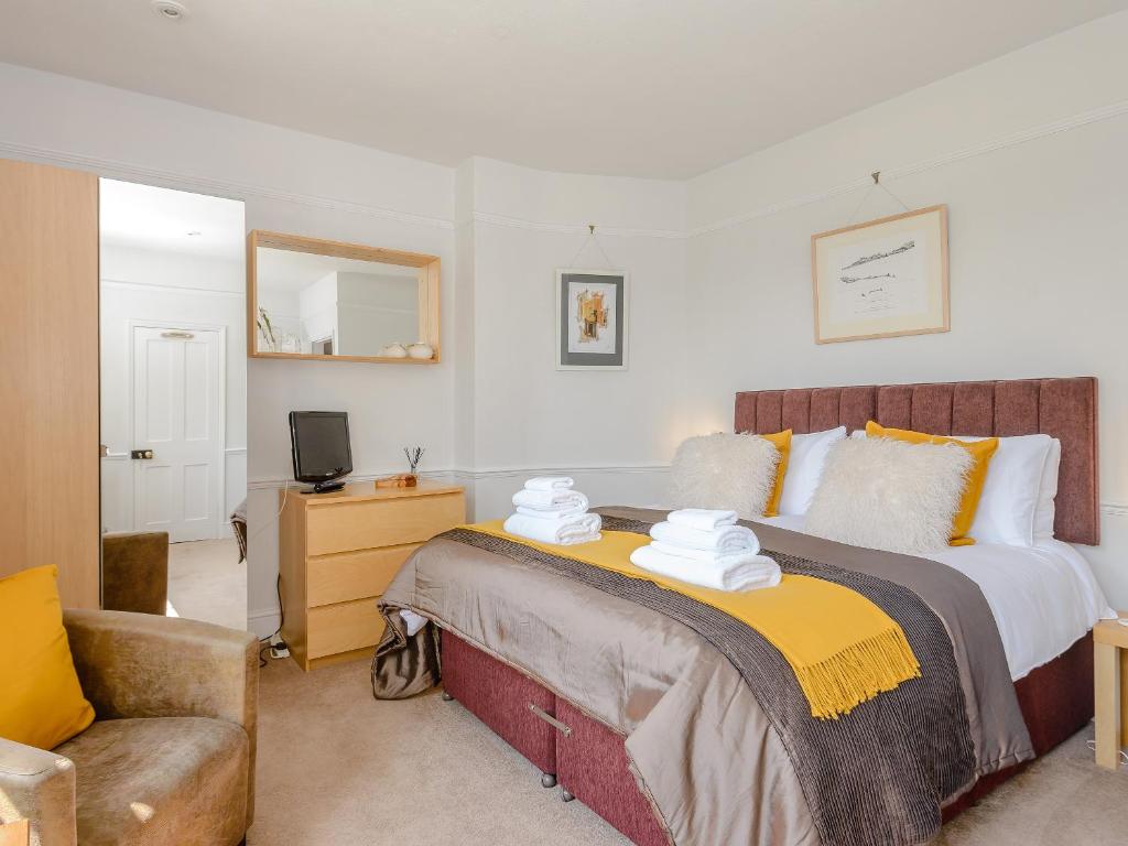 Number 1 Admiralty Cottages - Tap to explore photos