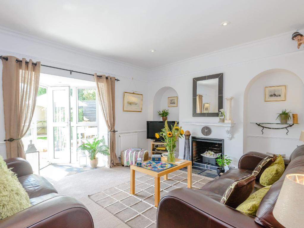 Number 1 Admiralty Cottages - Tap to explore photos