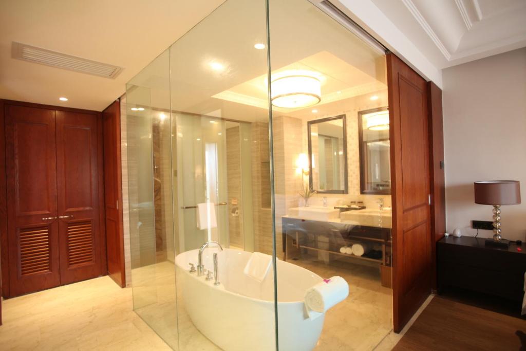 Сьюит (Люкс, вид на сад), Hainan Ya Tai Hot Spring Hotel