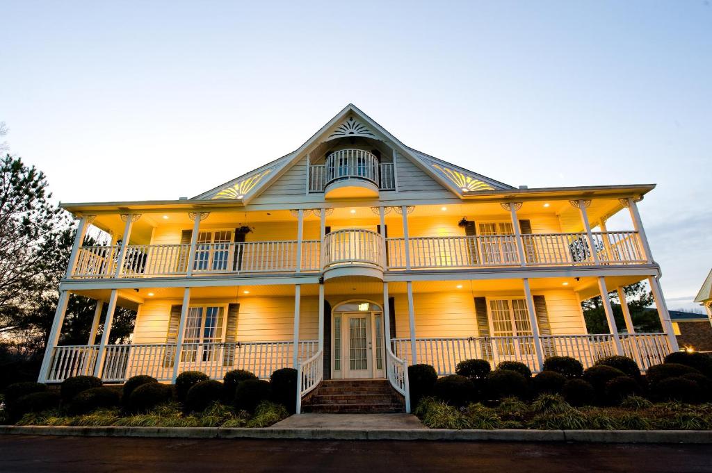 Plantation Oaks Suites & Inn image