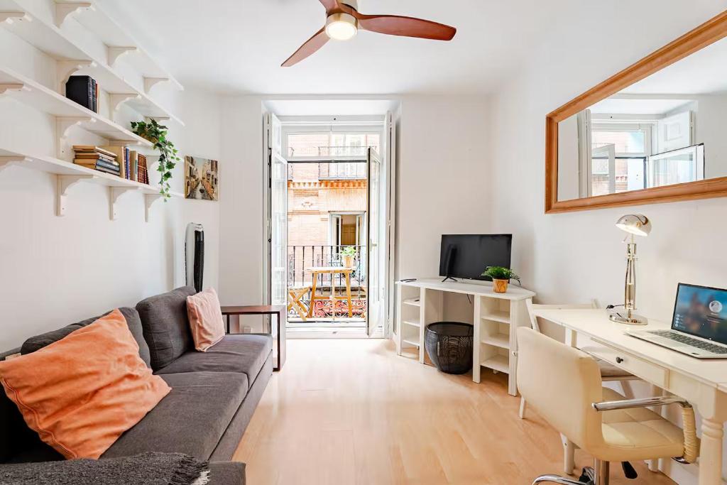 Apartamento con encanto en Malasaña - Tap to explore photos