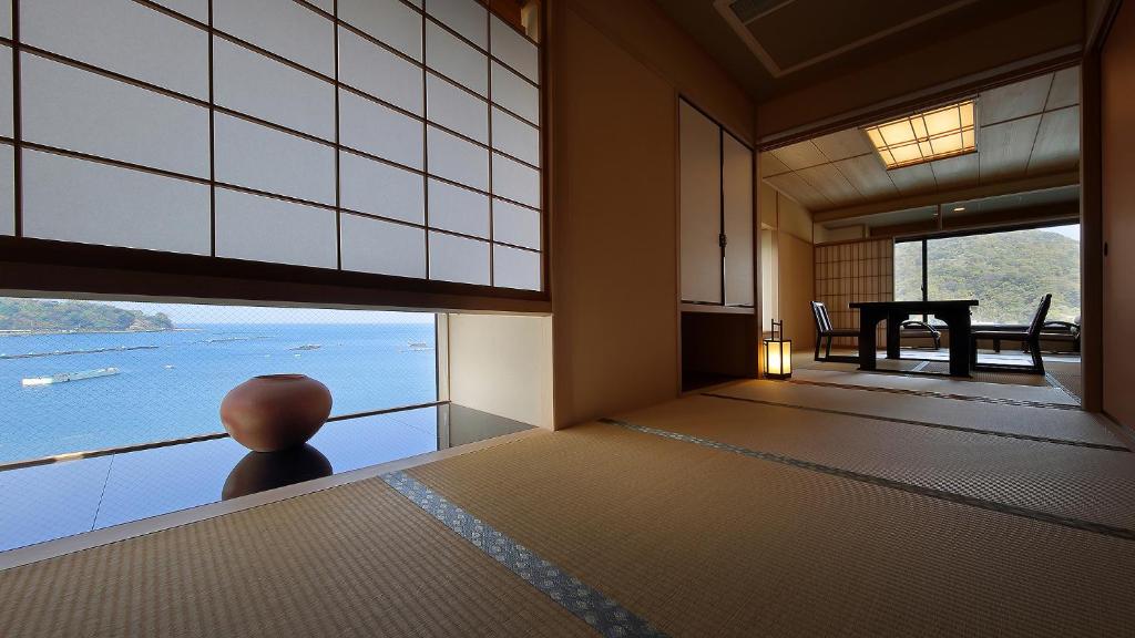 Izu Mitsuhama Syoutoukan - Tap to explore photos