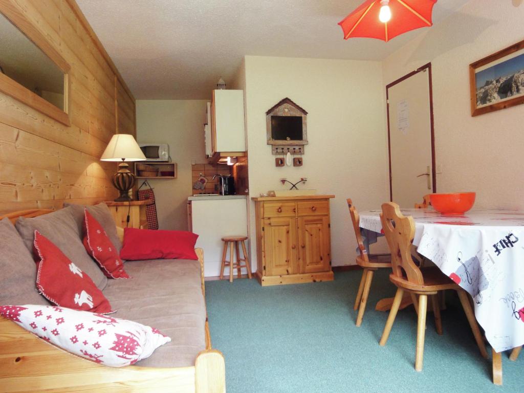 South facing flat with balcony photo 2