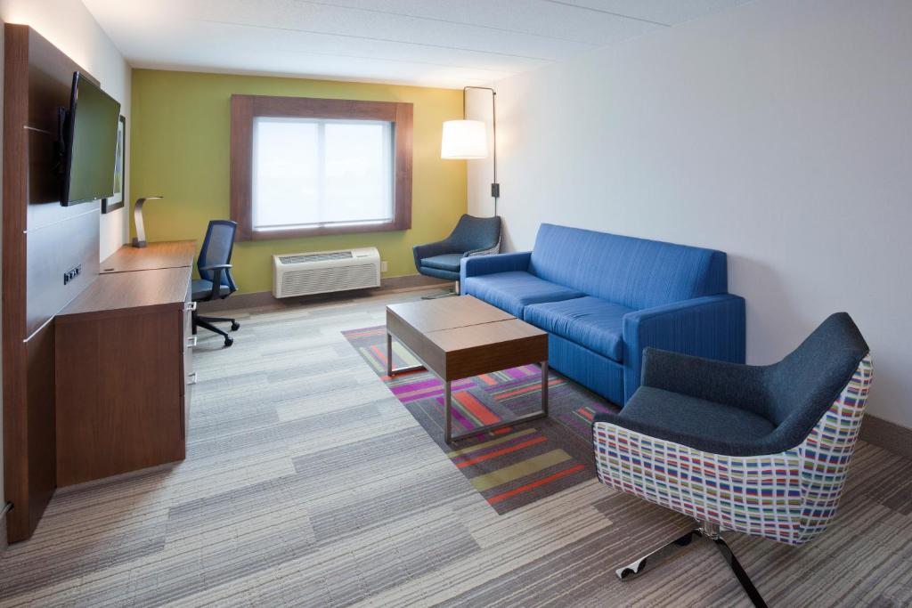 Holiday Inn Express Roseville-St. Paul, an IHG Hotel photo 4