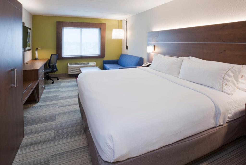 Holiday Inn Express Roseville-St. Paul, an IHG Hotel photo 3