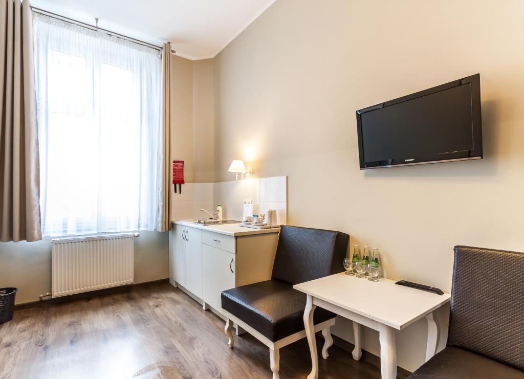 Апартаменты (Апартаменты с мини-кухней (для 4 взрослых)), Leone Aparthotel