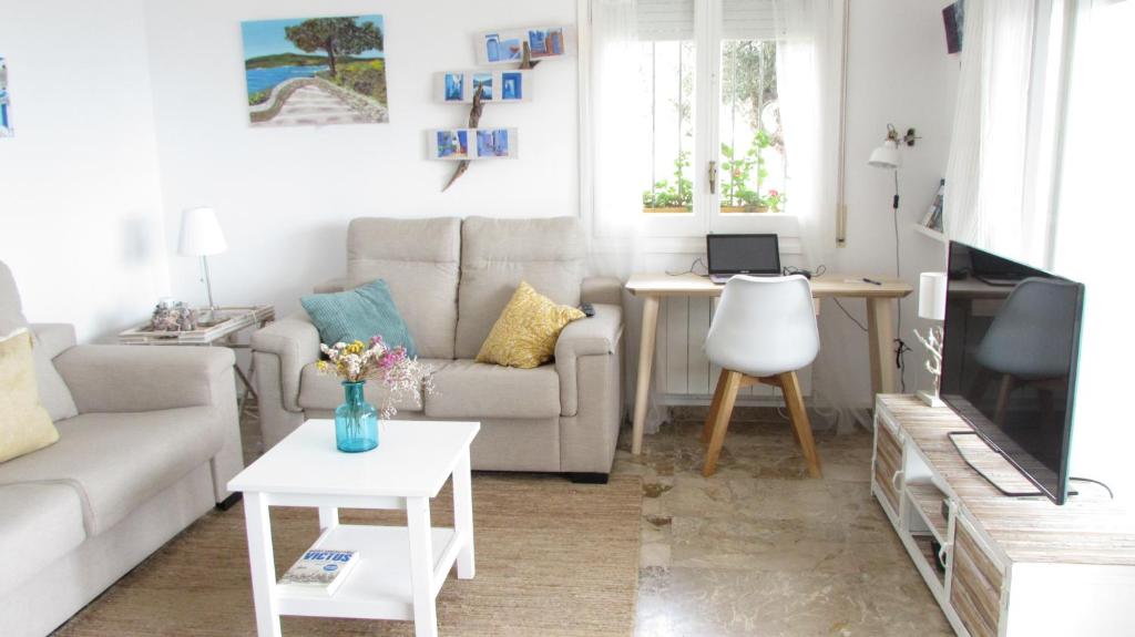 Apartamento a 6 metros del mar en Roses - Tap to explore photos