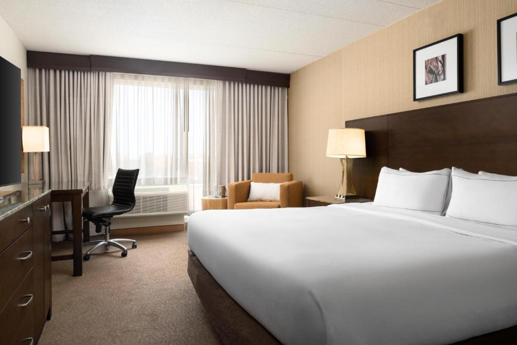 DoubleTree by Hilton Hotel Boston Bayside Room Type - Deluxe King Room