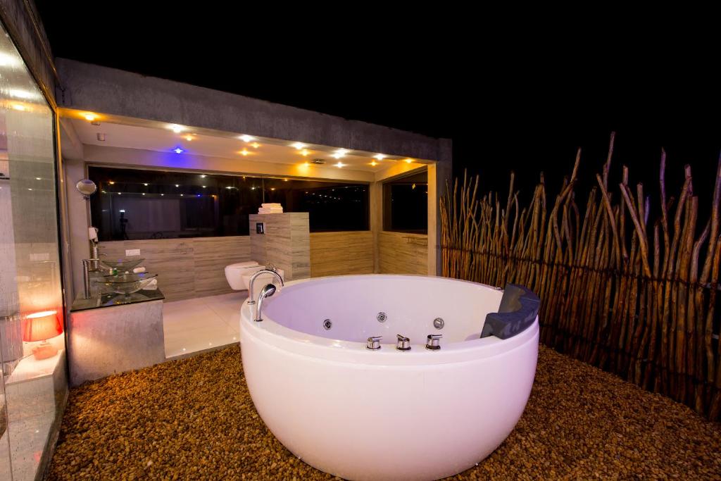 Сьюит (Люкс в пентхаусе с видом на море), Villa Thawthisa The Boutique Hotel