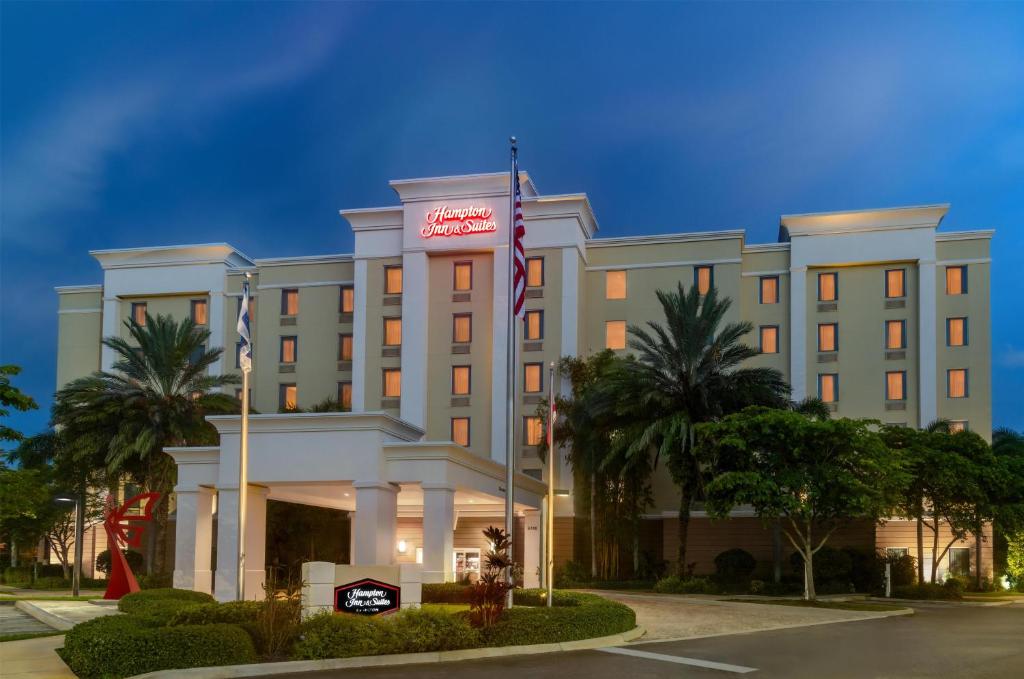 Hampton Inn & Suites - Coconut Creek, FL - Tap to explore photos
