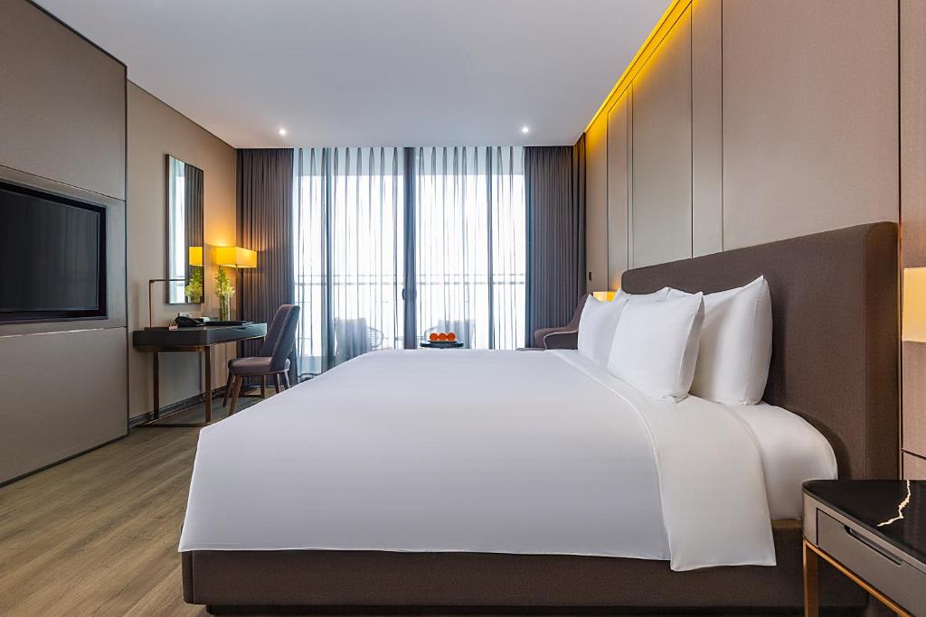 Le Sands Oceanfront Danang Hotel - Tap to explore photos