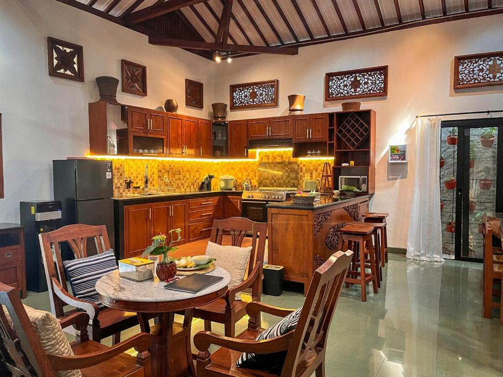 Ndalem Srigading Villa Solo Entire Villa photo 3