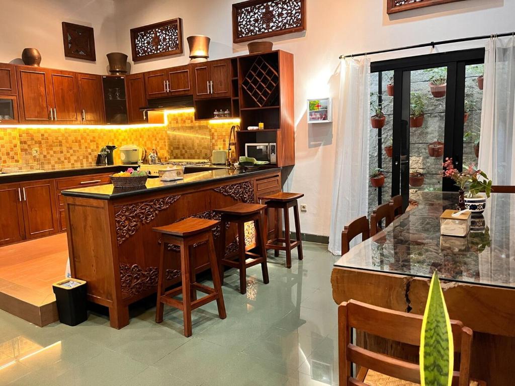 Ndalem Srigading Villa Solo Entire Villa photo 4