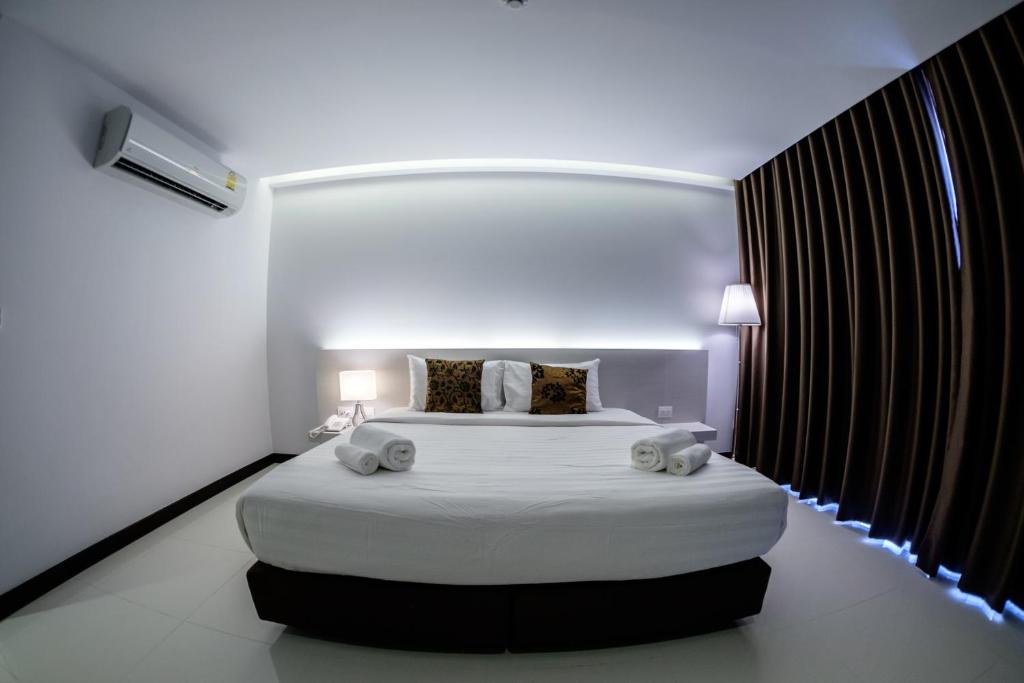 Chaisaeng Villa Hotel - Tap to explore photos