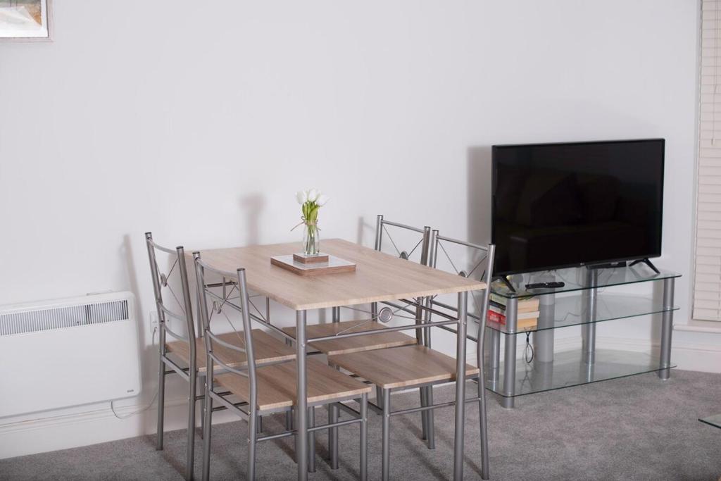 Luxury 2-Bed Flat Central Ipswich Parking - Tap to explore photos