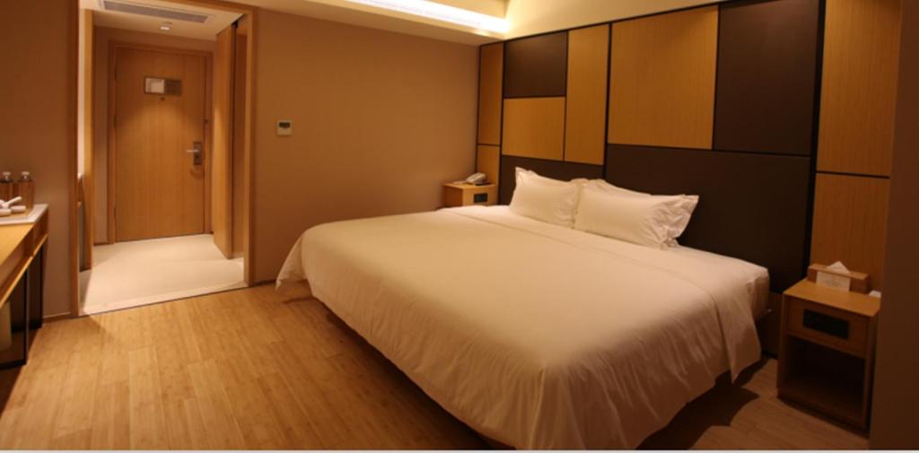 Двухместный (Улучшенный номер с кроватью размера «king-size»), JI Hotel Shanghai Kangqiao Xiuyan Road